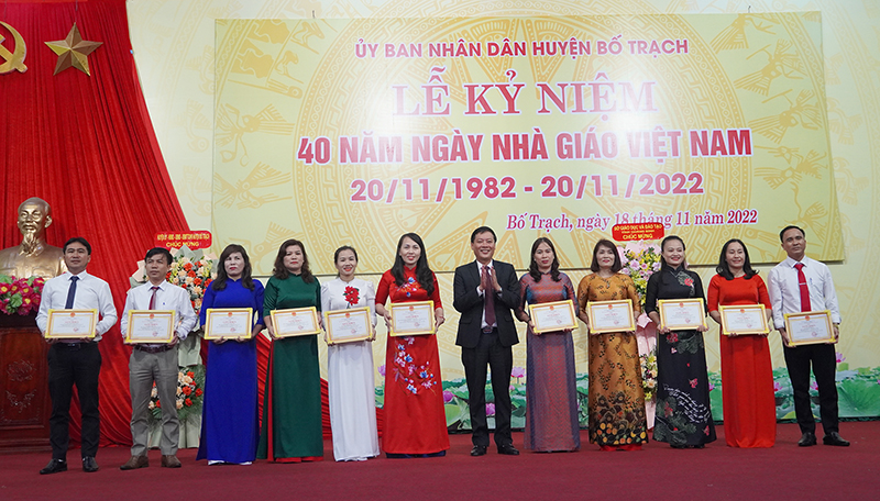 Đại diện lãnh đạo UBND huyện Bố Trạch trao tặng giấy khen cho các tập thể có thành tích xuất sắc giai đoạn 1982-2022.