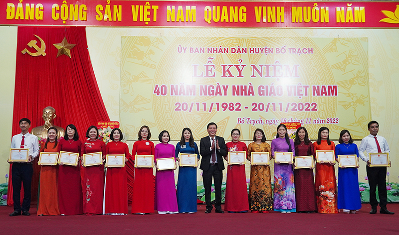 Đại diện lãnh đạo UBND huyện Bố Trạch trao tặng giấy khen cho các cá nhân có thành tích xuất sắc giai đoạn 1982-2022.