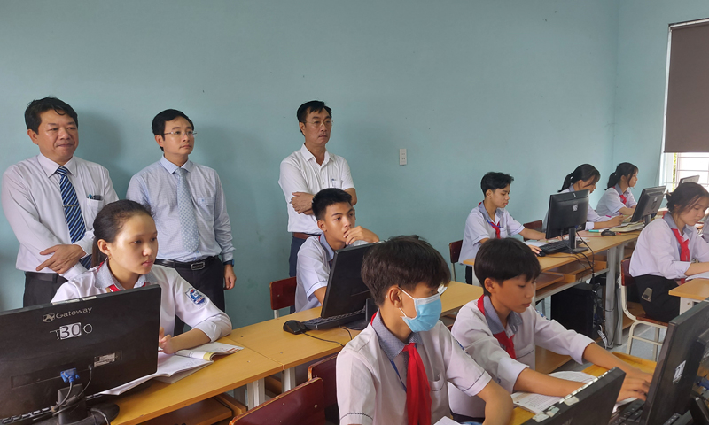 Lãnh đạo Sở Giáo dục-Đào tạo tham quan, kiểm tra tình hình dạy-học tại một cơ sở giáo dục trên địa bàn tỉnh.