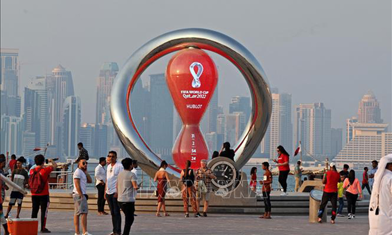 Người dân và du khách chụp ảnh tại điểm đặt đồng hồ đếm ngược tới World Cup 2022 ở Doha, Qatar, ngày 20/10/2022. Ảnh minh họa: AFP/TTXVN