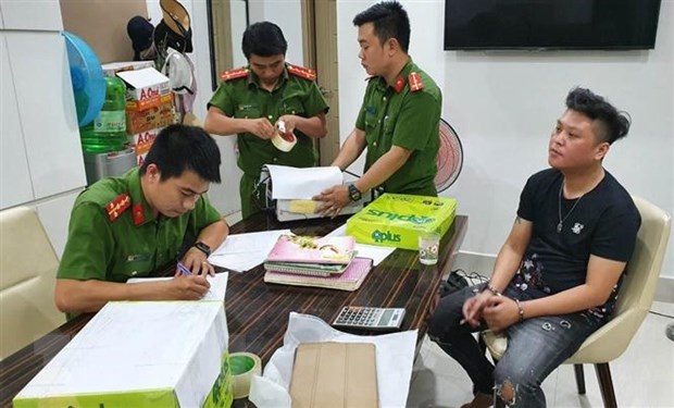 Lực lượng chức năng khám xét nhà Trần Viết Nghĩa, đối tượng cầm đầu một đường dây cá độ bóng đá quy mô lớn trên 32 triệu USD, tháng 7/2020. (Ảnh: TTXVN phát)