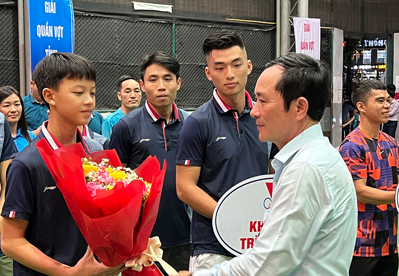 Ban tổ chức tặng hoa cho các vận động viên 