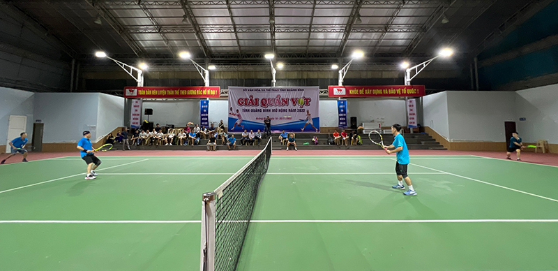 Vận động viên tranh tài sau lễ khai mạc