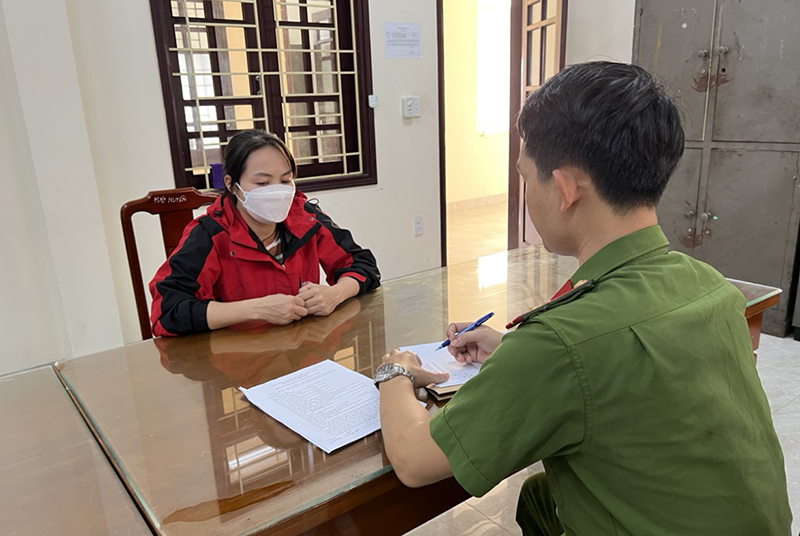 Đối tượng Phan Thị Lệ Ninh tại cơ quan Công an TP. Đồng Hới.