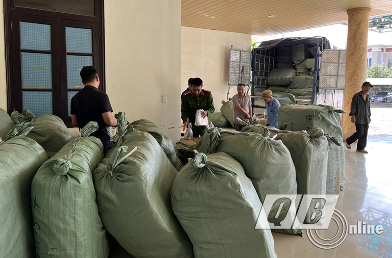 Nhiều loại mặt hàng được phát hiện trên 2 xe tải đều không có hóa đơn, chứng từ chứng minh nguồn gốc.