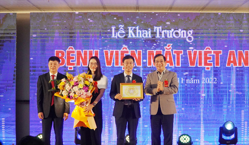 GS.TS.Lương Ngọc Khuê, Cục trưởng Cục Quản lý Khám chữa bệnh (Bộ Y tế) trao giấy phép hoạt động cho Bệnh viện Mắt Việt An.