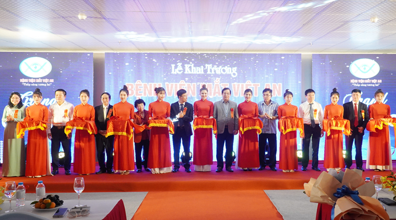 Đồng chí Phó Chủ tịch Thường trực UBND tỉnh Quảng Bình Đoàn Ngọc Lâm cùng các đại biểu cắt băng khai trương Bệnh viện Mắt Việt An.