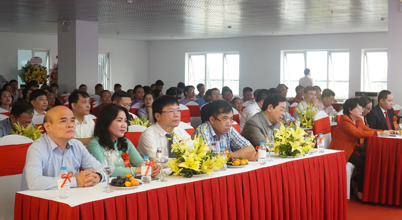 Các đại biểu tham dự lễ khai trương.