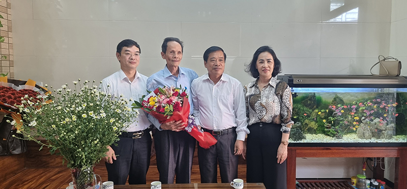  Đoàn tặng hoa chúc mừng nhà giáo Phạm Xuân Thạnh