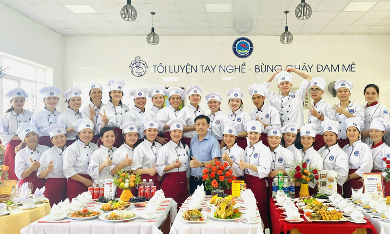 Thầy giáo Hoàng Quang Hiệu (ở giữa) giảng dạy bộ môn Kỹ thuật chế biến món ăn.