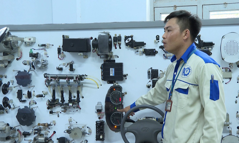 Thầy giáo Nguyễn Xuân Thắng hiện đang giảng dạy bộ môn Công nghệ ô tô, Trường cao đẳng Nghề Quảng Bình.