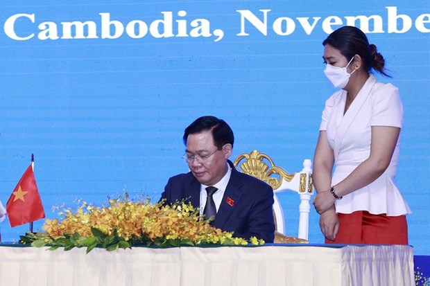 Chủ tịch Quốc hội Vương Đình Huệ ký Tuyên bố chung. (Ảnh: Doãn Tấn/TTXVN)