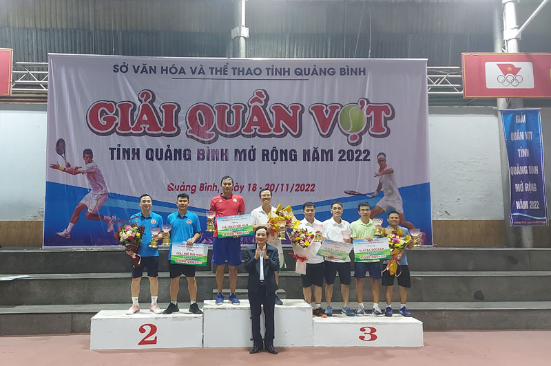 Ban tổ chức trao thưởng cho các VĐV thi đấu ở nội dung Trình 1.230