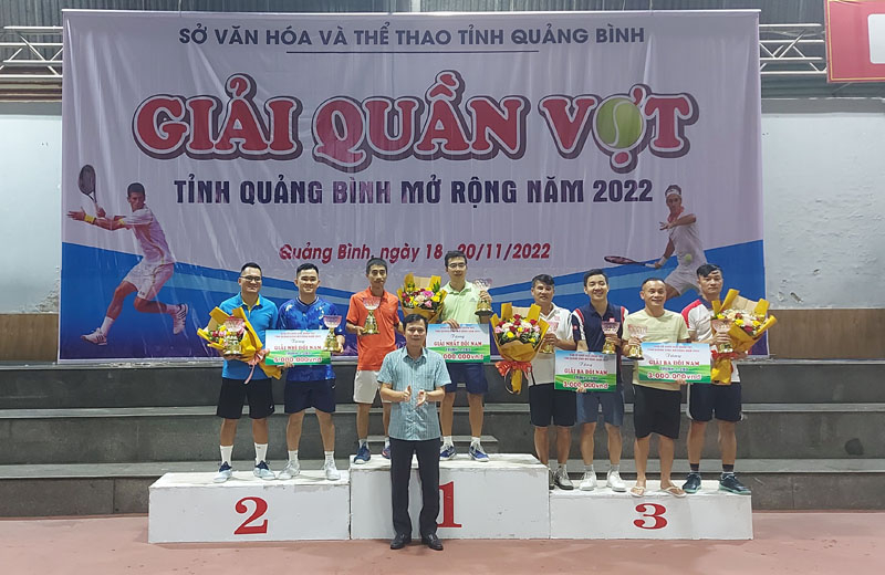 Ban tổ chức trao thưởng cho các VĐV thi đấu ở nội dung Trình 1.280 