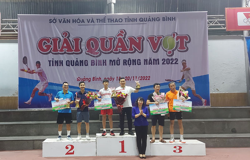 Ban tổ chức trao thưởng cho các VĐV thi đấu ở nội dung Trình 1.350 