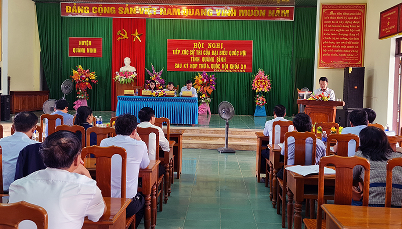 Toàn cảnh buổi tiếp xúc cử tri huyện Quảng Ninh.
