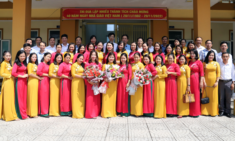 Đội ngũ cán bộ, giáo viên của hai trường cùng chụp ảnh lưu niệm.