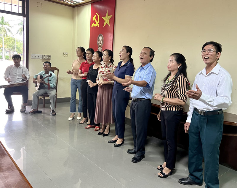 Các thành viên của CLB Hò khoan Lệ Thủy và CLB Yêu câu hò xứ Lệ (Lệ Thủy) biểu diễn tại buổi gặp mặt với lãnh đạo Sở Văn hóa-Thể thao