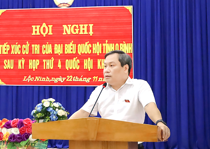 Đồng chí Vũ Đại Thắng, Ủy viên Trung ương Đảng, Bí thư Tỉnh ủy, Trưởng đoàn ĐBQH tỉnh tiếp thu, trao đổi về các kiến nghị của cử tri.