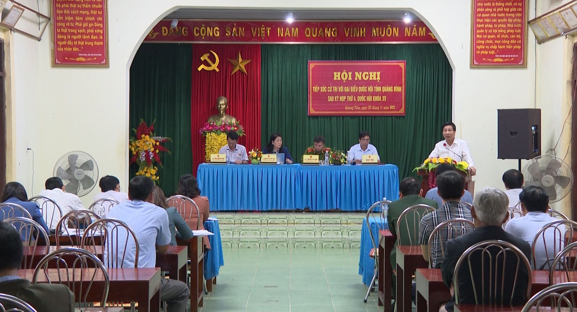Tổ ĐBQH tỉnh tiếp xúc với cử tri huyện Quảng Trạch tại UBND xã Quảng Tiến.