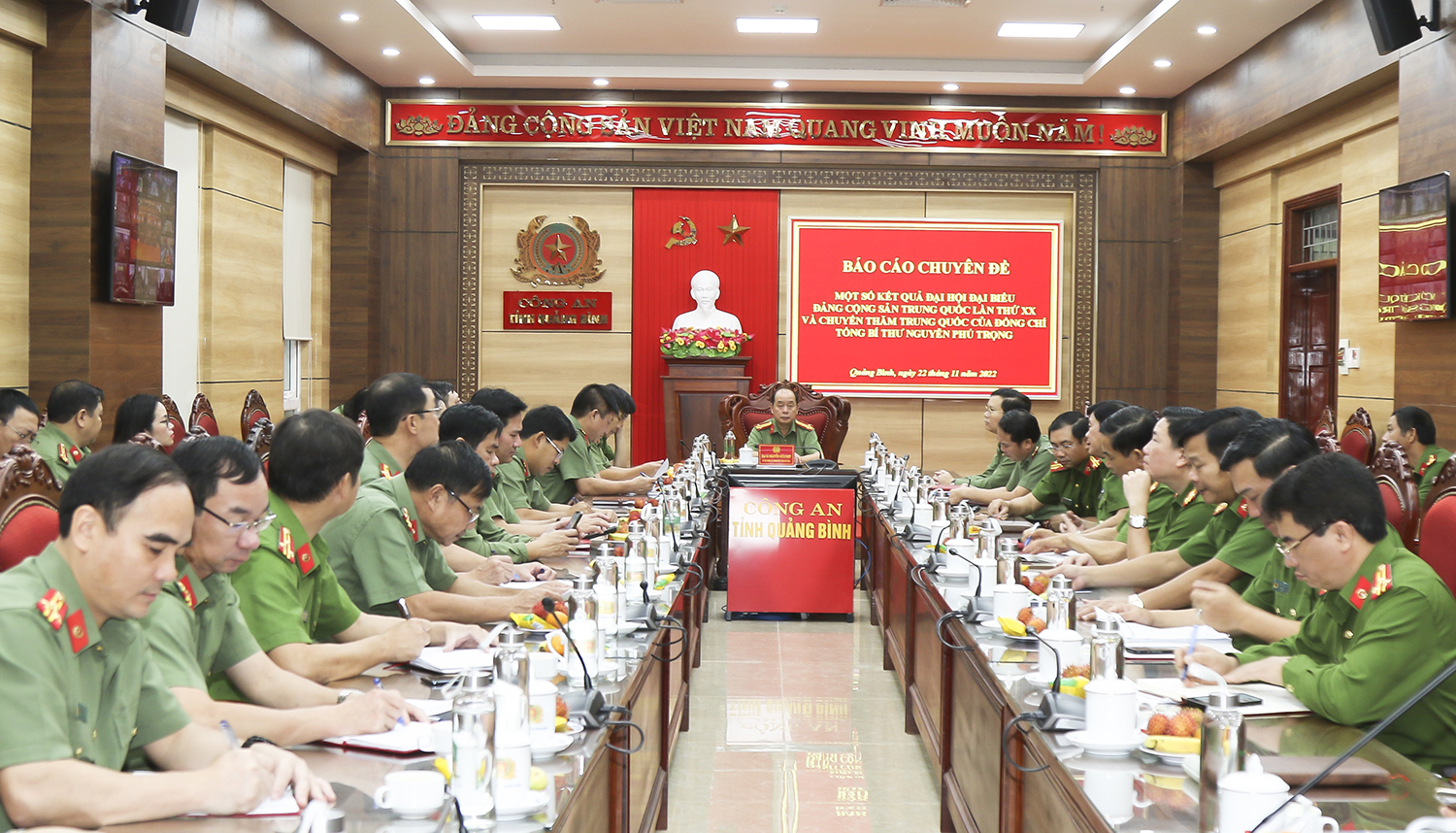 Đại tá Nguyễn Hữu Hợp, Ủy viên Ban Thường vụ Tỉnh ủy, Giám đốc Công an tỉnh cùng các đại biểu dự hội nghị tại điểm cầu Công an tỉnh Quảng Bình