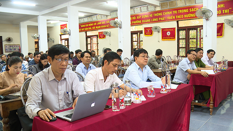 Các đại biểu tham dự buổi tiếp xúc cử trị tại phường Quảng Long, TX. Ba Đồn