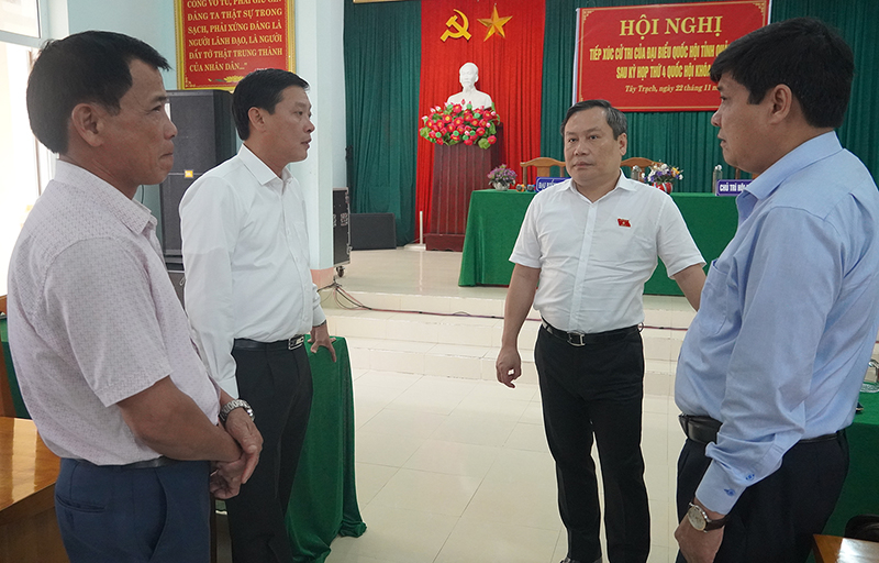  Đồng chí Vũ Đại Thắng, Ủy viên Trung ương Đảng, Bí thư Tỉnh ủy, Trưởng đoàn ĐBQH tỉnh trao đổi thông tin với lãnh đạo và cử tri huyện Bố Trạch.