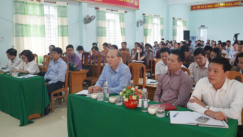 Các đại biểu tham dự tại buổi tiếp xúc cử tri.