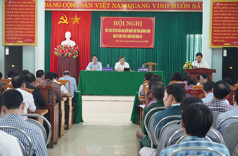  Toàn cảnh buổi tiếp xúc cử tri.