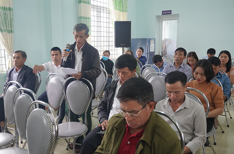Các cử tri tham gia ý kiến tại buổi tiếp xúc.