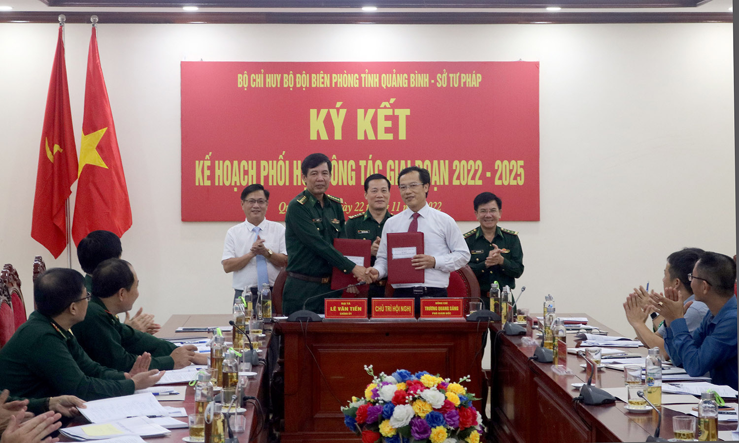 Lãnh đạo Bộ Chỉ huy BĐBP tỉnh và Sở Tư pháp ký kết