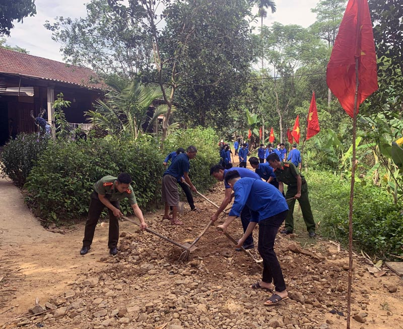  Tuổi trẻ huyện Minh Hóa tham gia xây dựng nông thôn mới và đô thị văn minh trong Chiến dịch Thanh niên tình nguyện hè năm 2022.