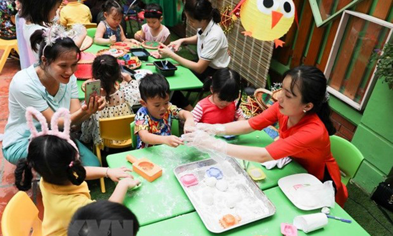 Bộ Giáo dục và Đào tạo kiến nghị Chính phủ tăng lương và giảm thời gian nghỉ hưu cho giáo viên mầm non. (Ảnh: TTXVN)