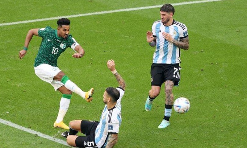 Al Dawsari nâng tỷ số lên 2-1 cho Saudi Arabia với cú sút đẹp mắt. (Nguồn: Fifa)