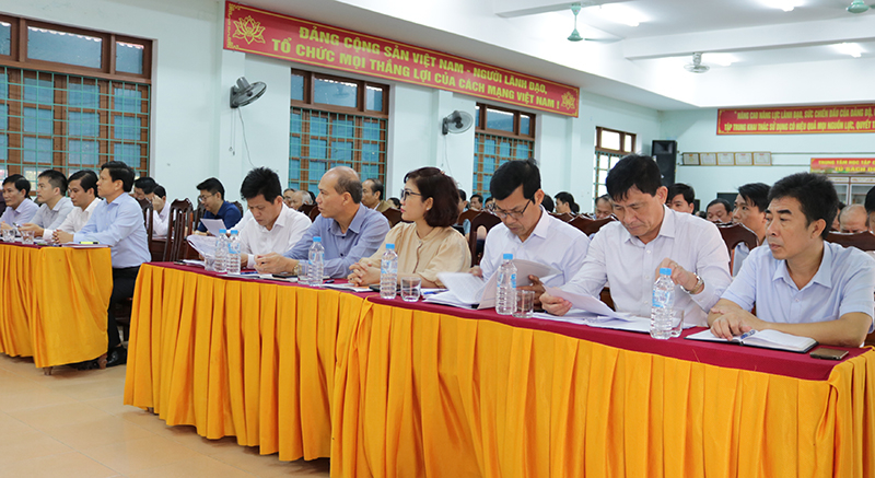 Các đại biểu tham dự buổi tiếp xúc cử tri tại huyện Lệ Thuỷ.