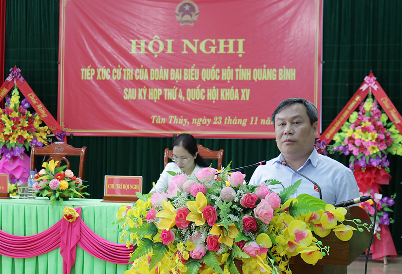 Đại biểu Vũ Đại Thắng, Ủy viên Trung ương Đảng, Bí thư Tỉnh ủy, Trưởng đoàn ĐBQH tỉnh tiếp thu, trao đổi về các kiến nghị của cử tri.