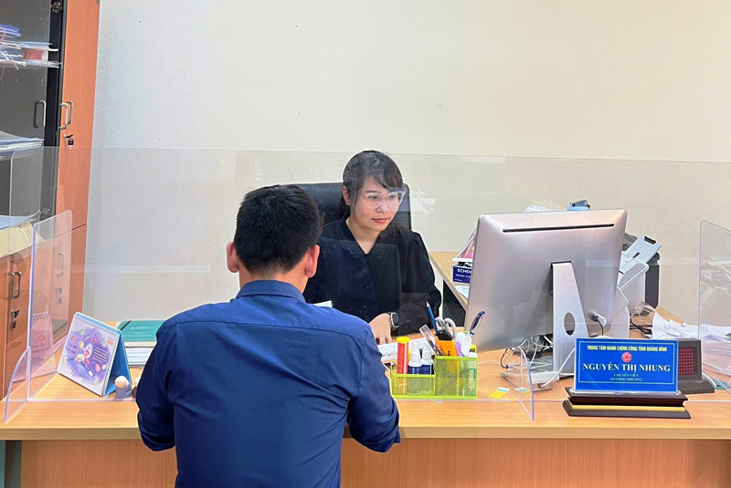 Cán bộ Sở Công thương hướng dẫn người dân làm thủ tục tại Trung tâm Phục vụ hành chính công tỉnh.