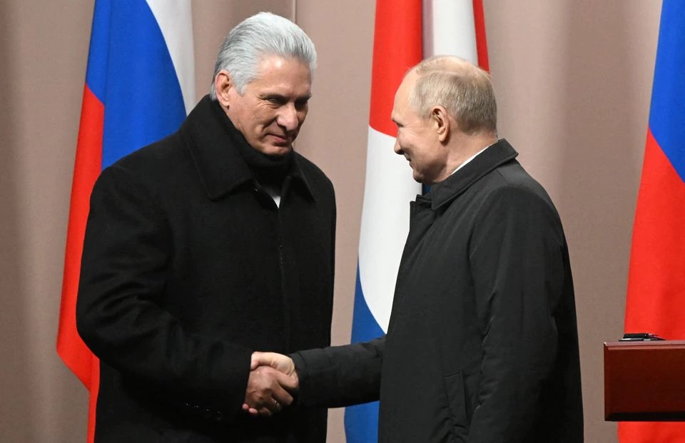 Chủ tịch Cuba Miguel Diaz-Canel bắt tay với Tổng thống Nga Vladimir Putin trong lễ khánh thành tượng đài cố lãnh đạo Cuba Fidel Castro ở Moscow, Nga, ngày 22/11/2022. Ảnh: Reuters