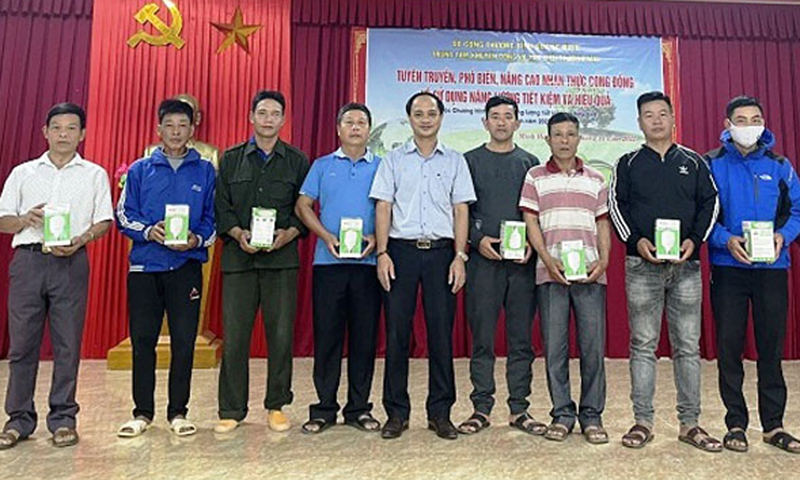 Cấp phát bóng đèn cho các hộ dân tại xã Minh Hóa (Minh Hóa).