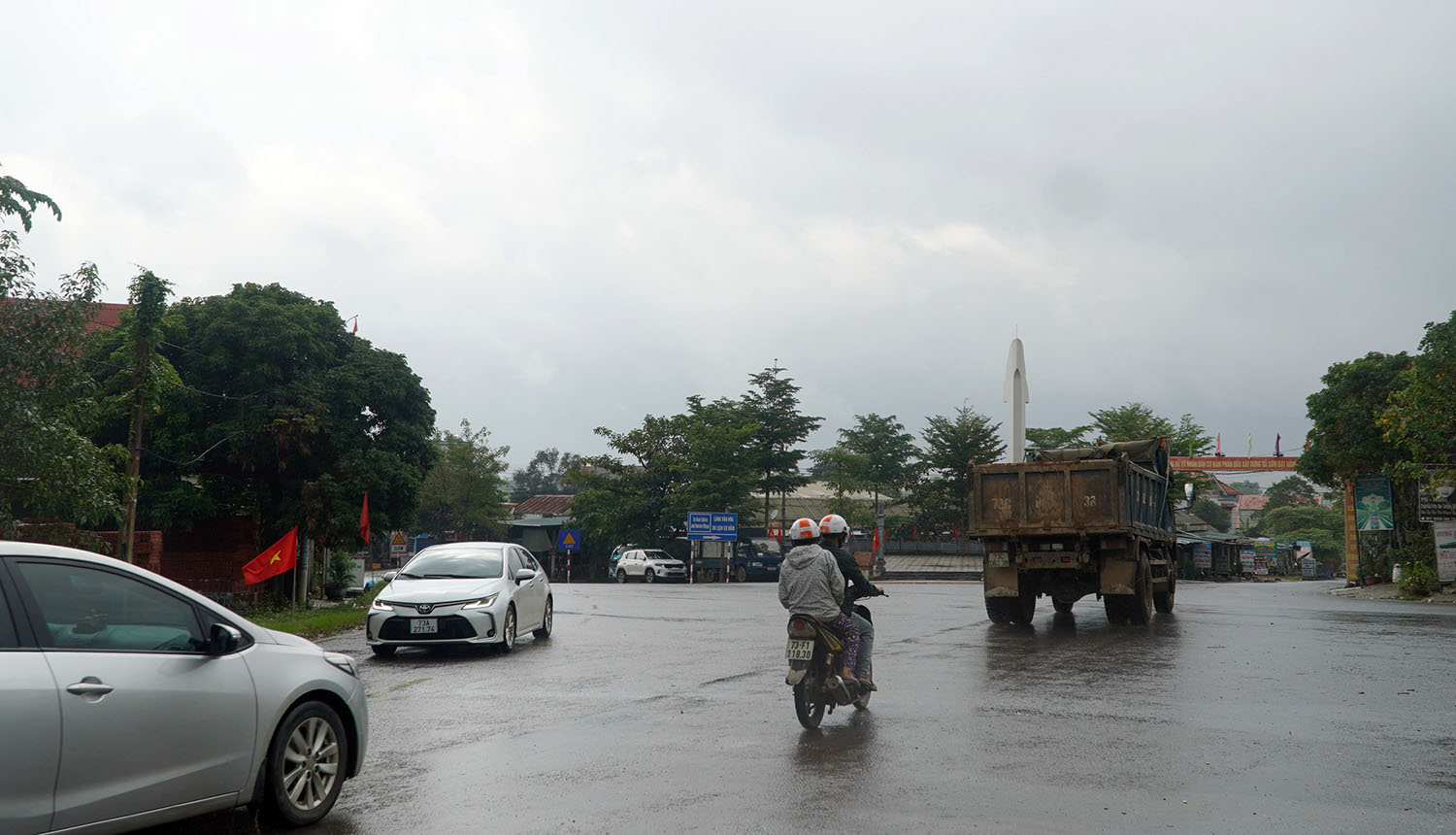 Ngã tư Cự Nẫm có lưu lượng người và phương tiện tham gia giao thông khá đông nhưng thiếu biển chỉ đường