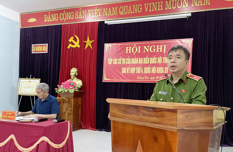Thay mặt Đoàn ĐBQH tỉnh, Thiếu tướng Nguyễn Tiến Nam trực tiếp giải trình một số vấn đề thuộc thẩm quyền.