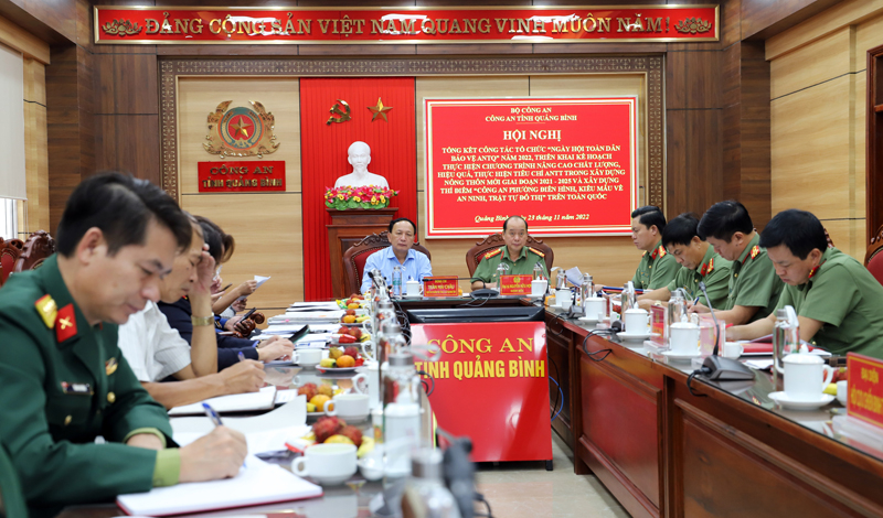 Các đồng chí: Trần Hải Châu, Phó Bí thư Thường trực Tỉnh ủy, Chủ tịch HĐND tỉnh; Đại tá Nguyễn Hữu Hợp, Ủy viên Ban Thường vụ Tỉnh ủy, Giám đốc Công an tỉnh tham dự tại điểm cầu Công an tỉnh