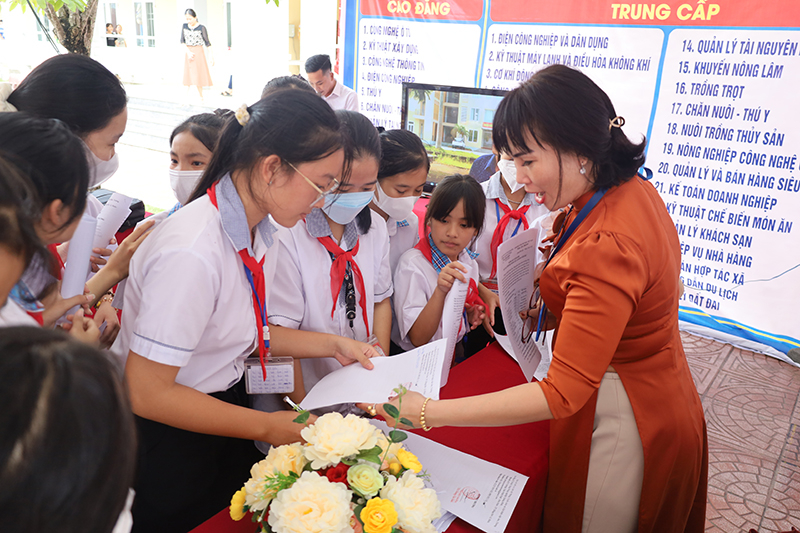 Các cơ sở GDNN giới thiệu, quảng bá, cung cấp cho các em học sinh thông tin về những ngành, nghề đào tạo. 