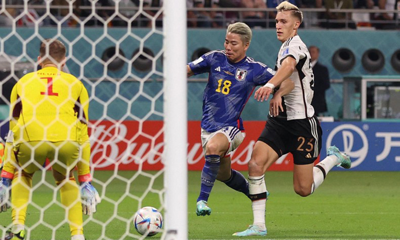 Asano trong lúc chuẩn bị tung cú sút từ góc hẹp, hạ Neuer và nâng tỷ số lên 2-1 cho Nhật Bản. (Ảnh: Reuters)