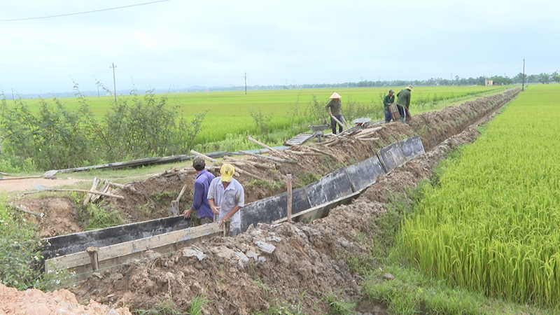 Thực hiện cuộc vận động, nhân dân trên toàn huyện chung tay đóng góp tiền của, ngày công để xây dựng các công trình giao thông, thủy lợi.