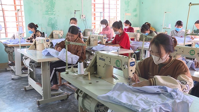 Lớp dạy nghề may công nghiệp cho lao động nông thôn do Phòng LĐ-TB-XH huyện Quảng Trạch tổ chức ở xã Quảng Kim.