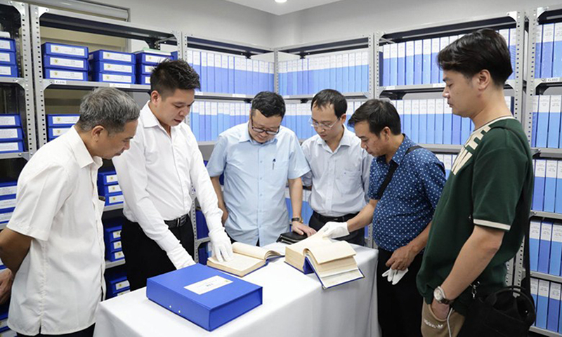 Các nhà làm phim tìm kiếm tư liệu cho phim.