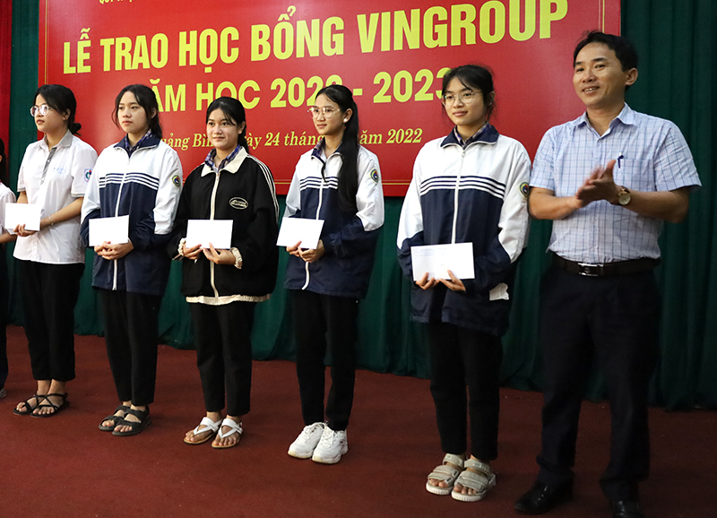 Đại diện Phòng Giáo dục-Đào tạo huyện Bố Trạch trao học bổng cho học sinh vượt khó học giỏi trên địa bàn.