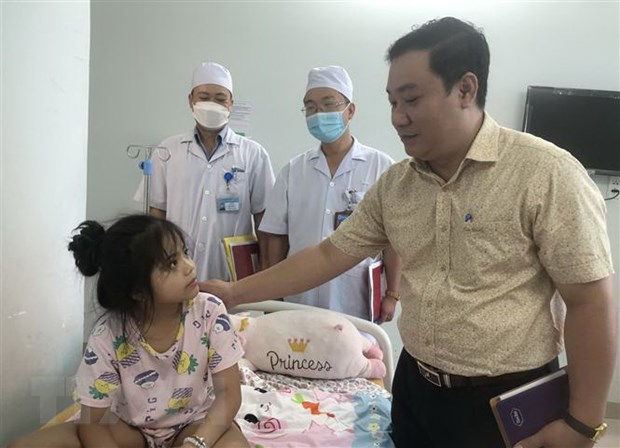 Đại diện Đoàn kiểm tra Sở Y tế Khánh Hòa đến thăm các bệnh nhân bị ngộ độc thực phẩm điều trị nội trú tại các bệnh viện trên địa bàn tỉnh Khánh Hòa. (Ảnh: TTXVN phát)