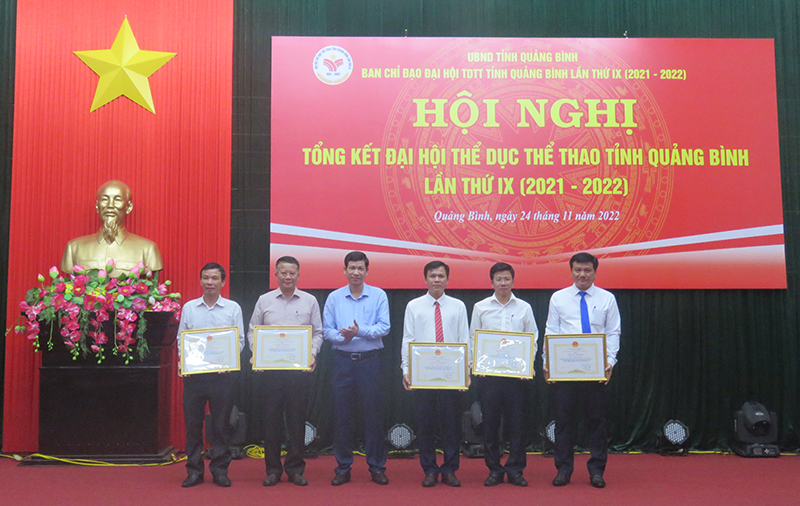 Đồng chí Phó Chủ tịch UBND tỉnh Hồ An Phong trao bằng khen của Chủ tịch UBND tỉnh cho các tập thể, cá nhân có thành tích xuất sắc.